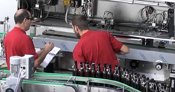 Installation der Kameratechnik in einer KS CONTROL-Flaschen-Inspektionsmaschine Installation der Kameratechnik in einer KS CONTROL-Flaschen-Inspektionsmaschine